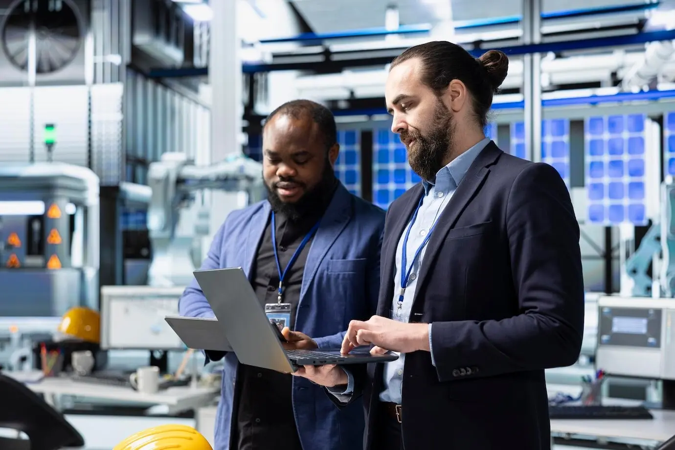 Команда разнообразных аналитиков и консультантов, изучающих данные и чек-листы.